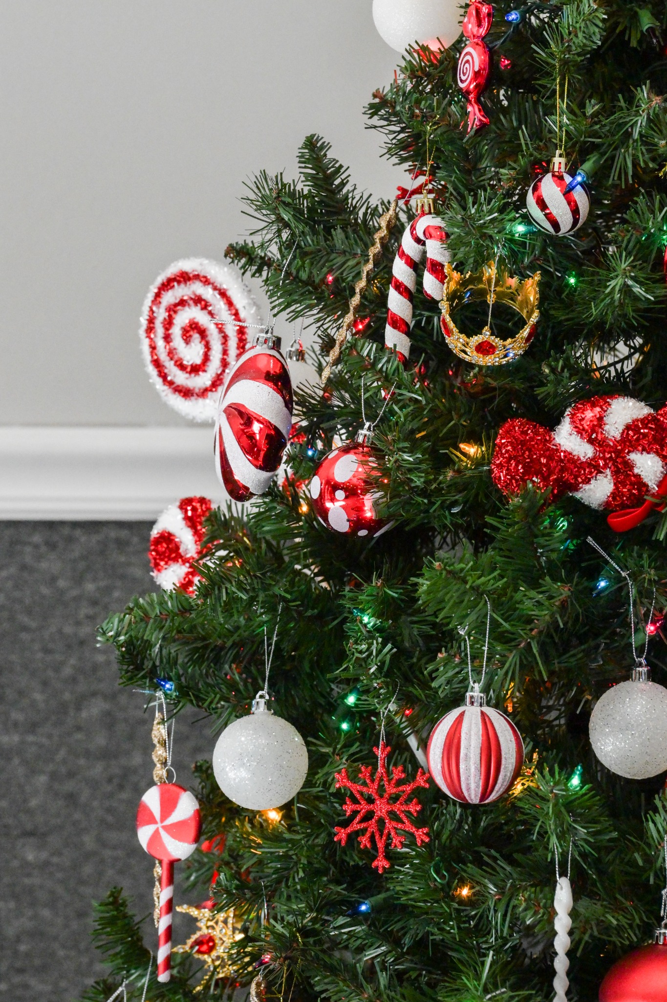 Red and white candy-themed tree detail